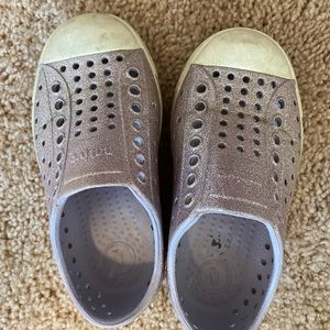 Girls Native Jefferson sandals in Sparkly Purple